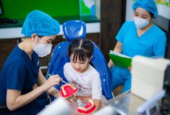 Không khí làm việc cuối tuần tại phòng khám nha khoa Nhân Hòa